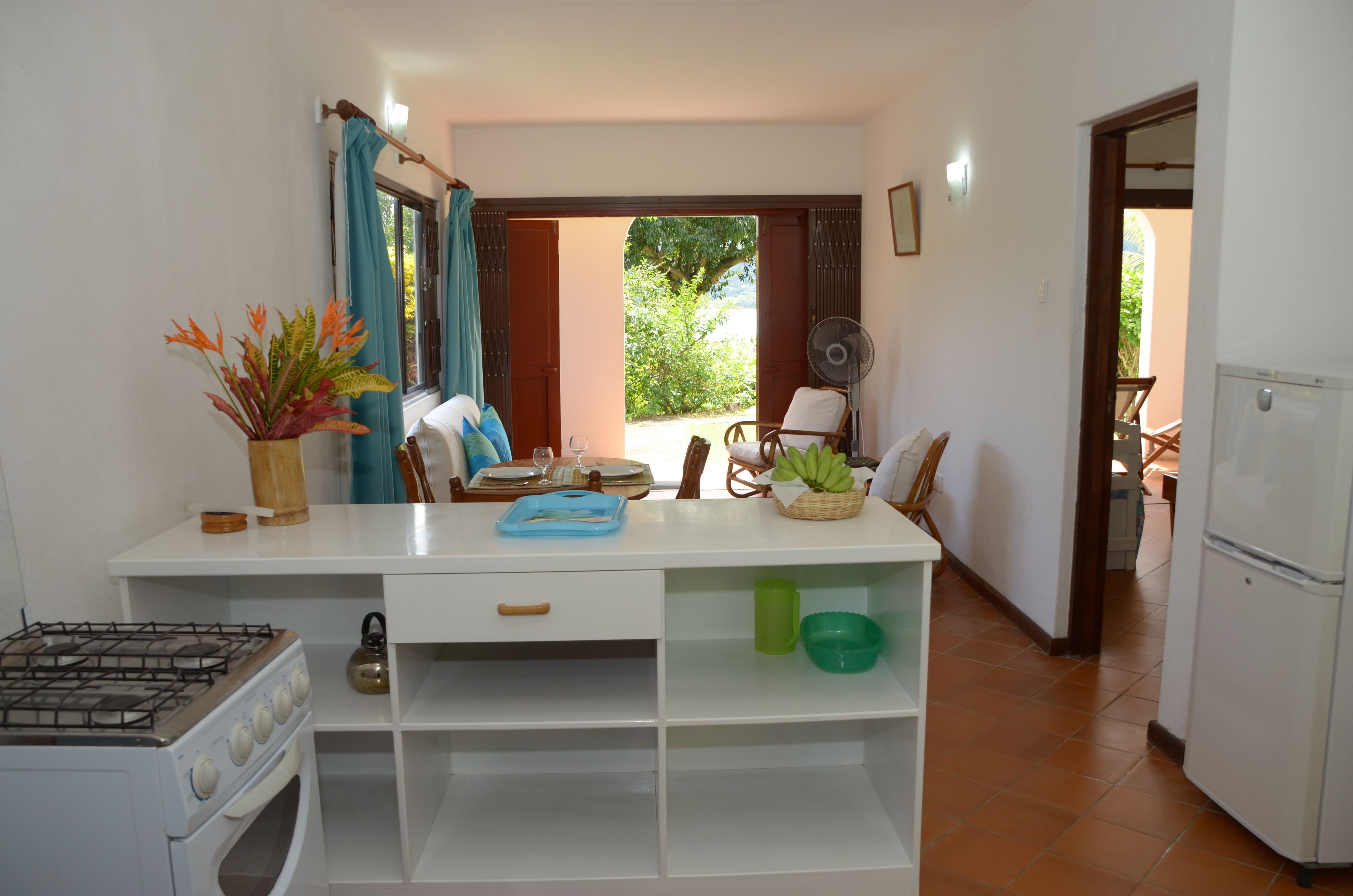 Frigorífico, microondas, placa de cocina y hervidor eléctrico