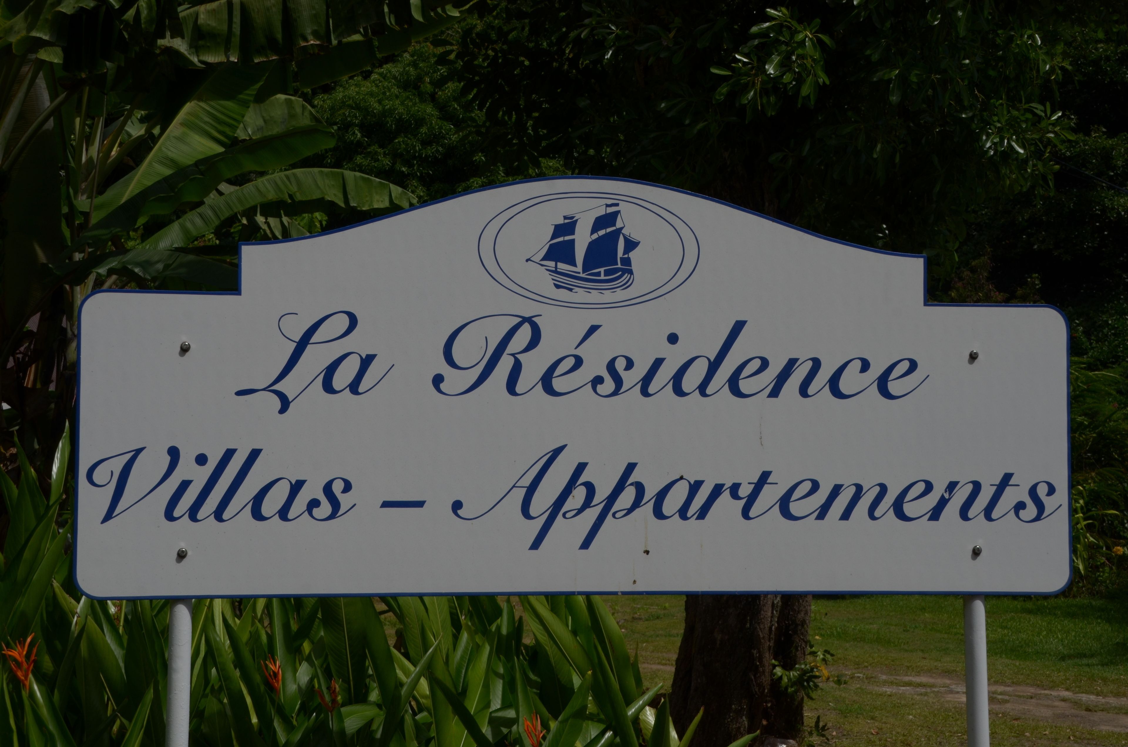 A sign for 'La Résidence Villas - Apartments' with a ship logo.