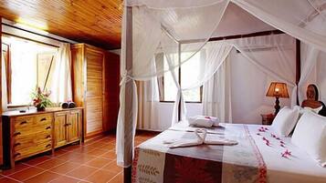 Hochwertige Bettwaren, Zimmersafe, individuell dekoriert