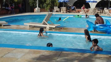 2 udendørs pools, åben fra kl. 09.30 til kl. 20.30, parasoller