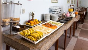Un buffet proposant une variété de plats et d’accompagnements.
