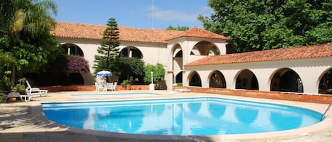 2 Außenpools, geöffnet von 09:30 Uhr bis 20:30 Uhr, Sonnenschirme