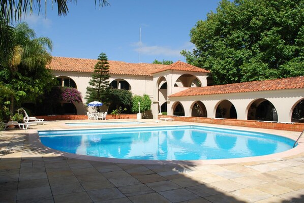 2 piscines extérieures, parasols de plage, chaises longues