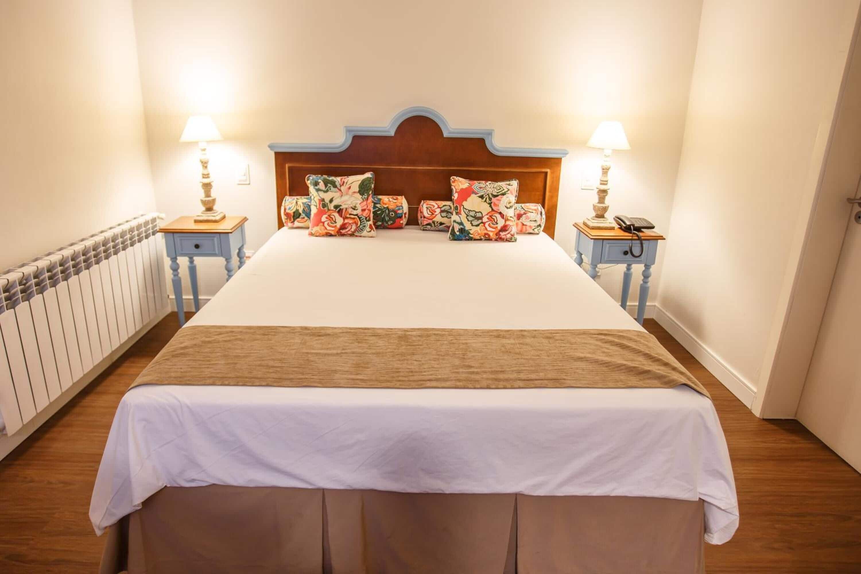 deluxe double room | minibar, desk, free cots/infant beds, rollaway beds