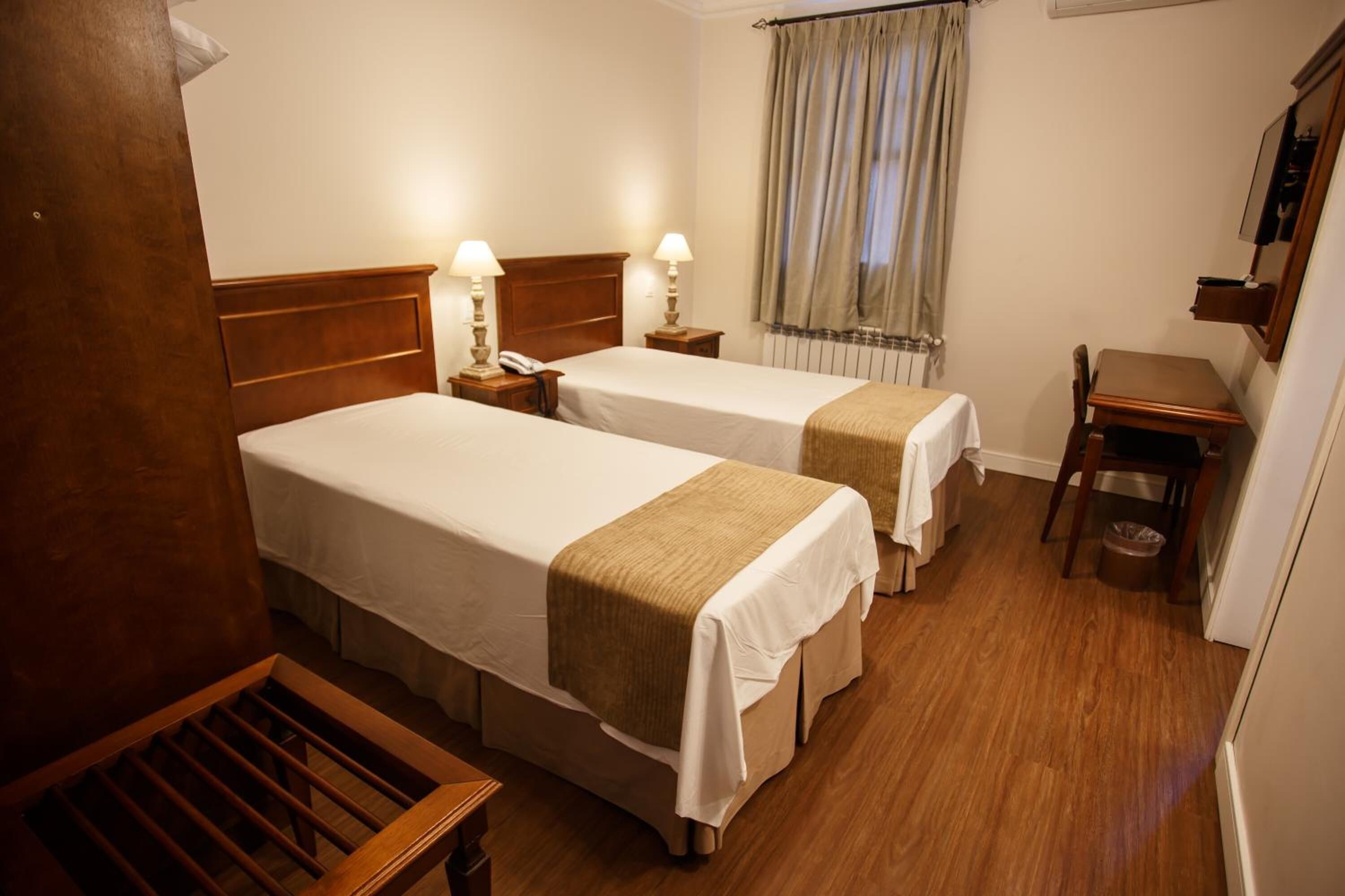 deluxe room, 2 single beds | minibar, desk, free cots/infant beds, rollaway beds