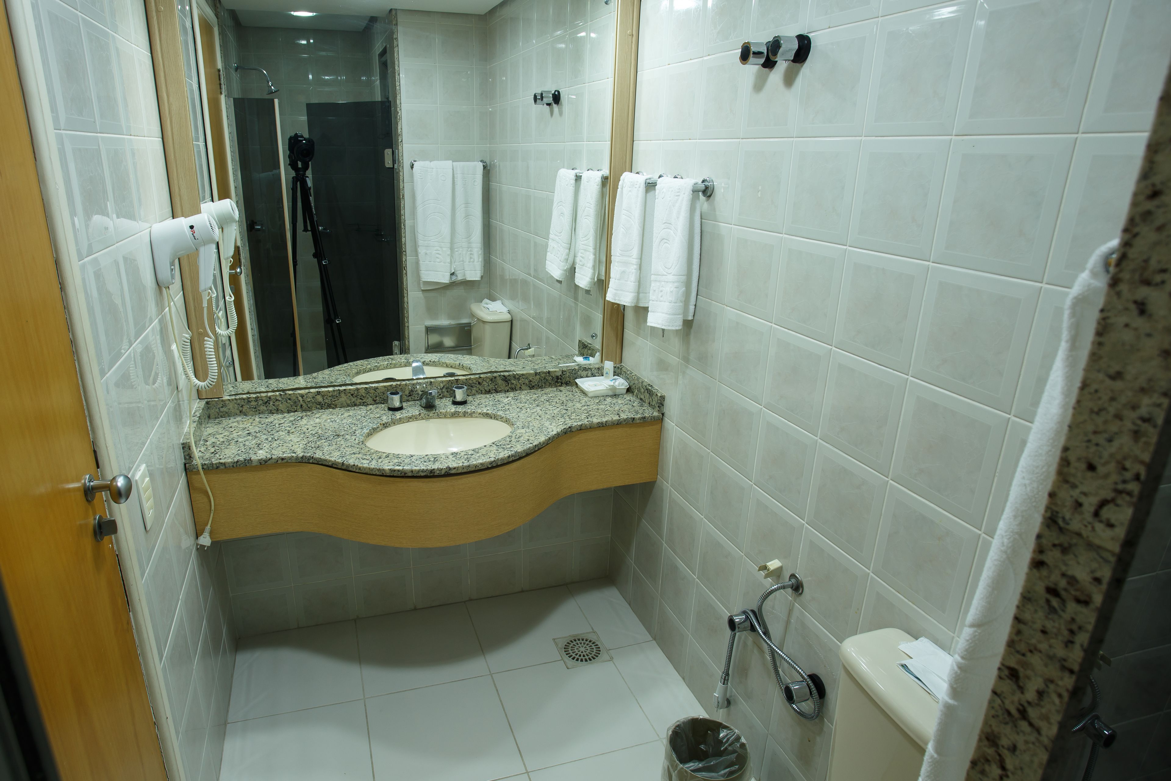standard solteiro twin | bathroom | shower, free toiletries, hair dryer, towels