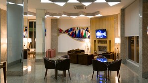 A modern lobby with a seating area, a fireplace, and a television. - Hotel Atlantico Rio Grande (Rio Grande)