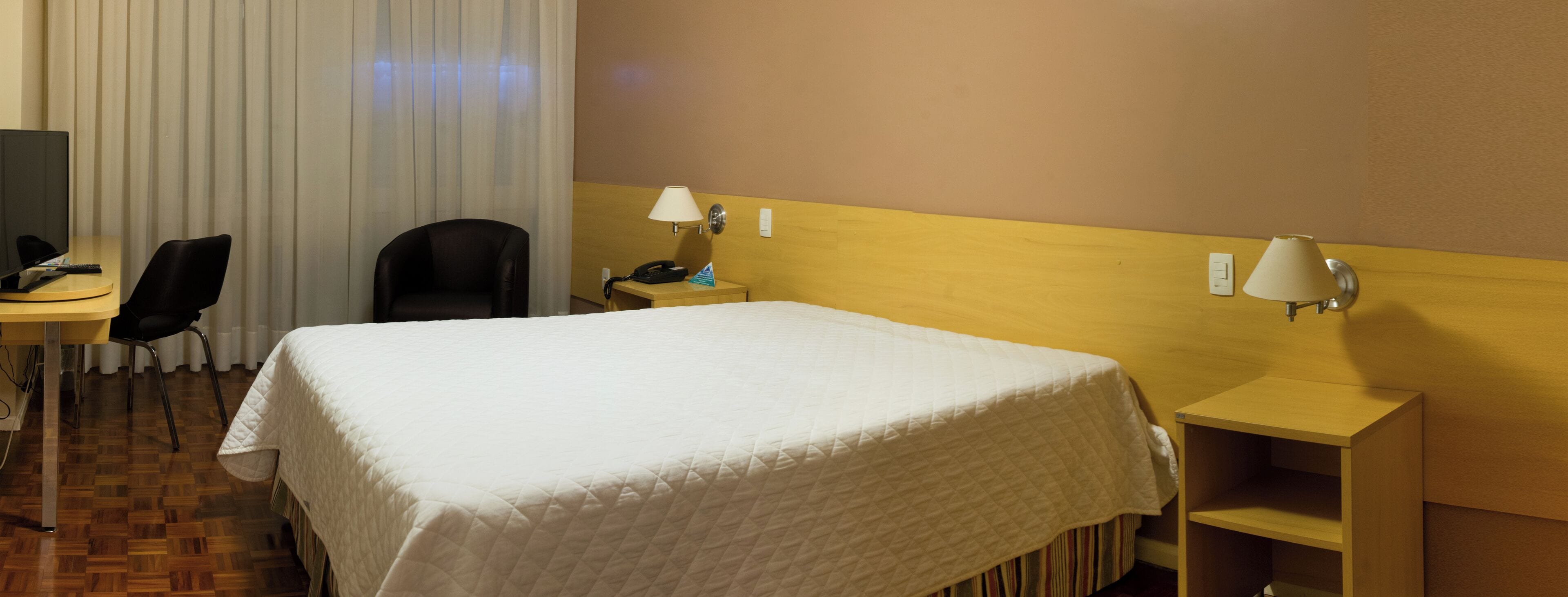 deluxe room | 1 bedroom, minibar, in-room safe, desk