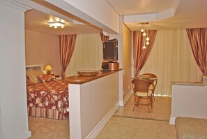 Suite monolocale Tradizionale | Minibar, una cassaforte in camera, una scrivania, Wi-Fi gratuito