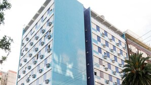 A hotel with a modern design, featuring a prominent blue facade and multiple air conditioning units. - Hotel Atlantico Rio Grande (Rio Grande)