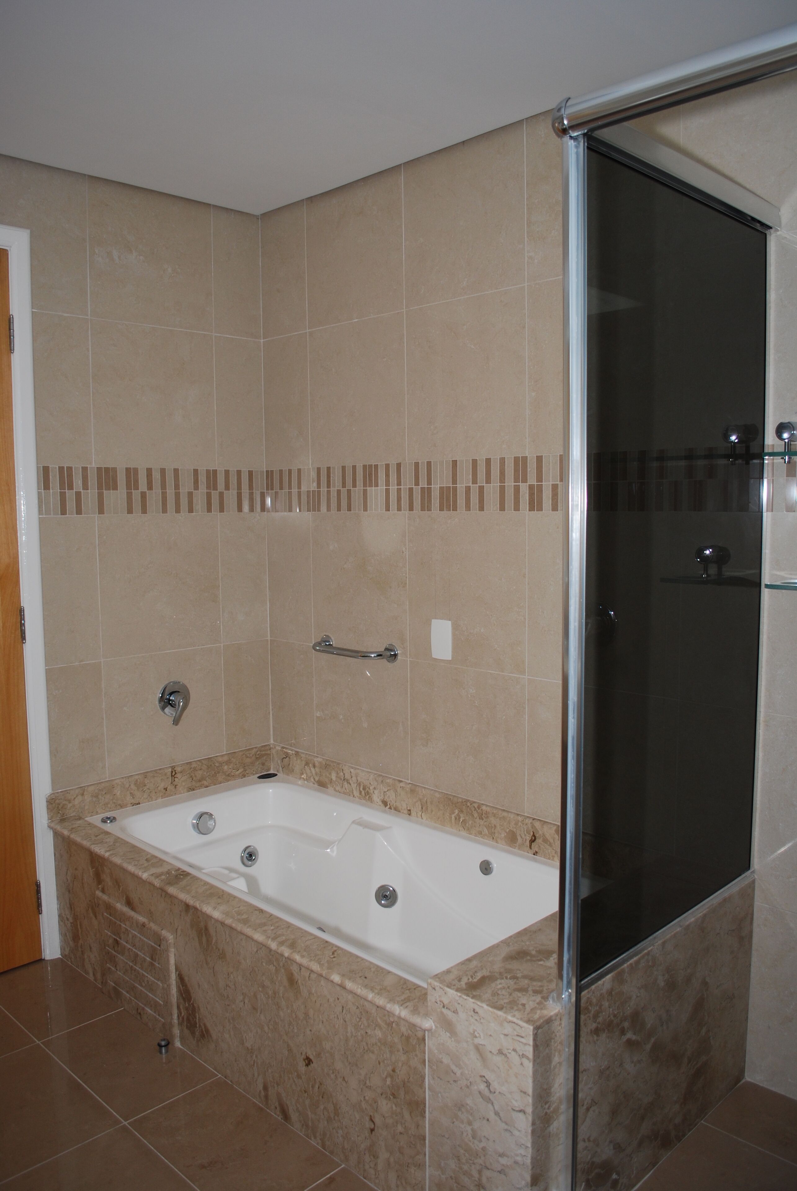 traditional studio suite | bathroom | shower, free toiletries, hair dryer, towels