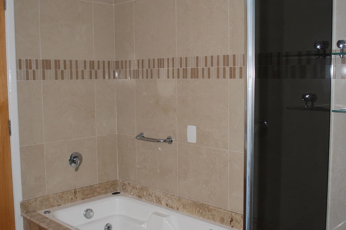 traditional studio suite | bathroom | shower, free toiletries, hair dryer, towels