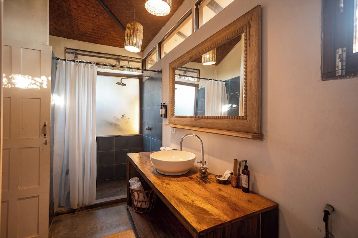 garden view cottage | bathroom | shower, free toiletries, hair dryer, slippers