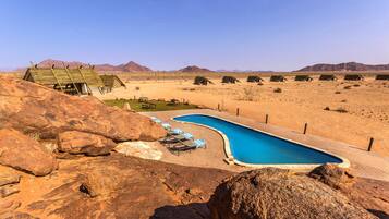 Piscine extérieure, chaises longues