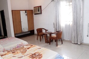 Executive Suite | Living area | 32-inch LED TV with satellite channels, TV