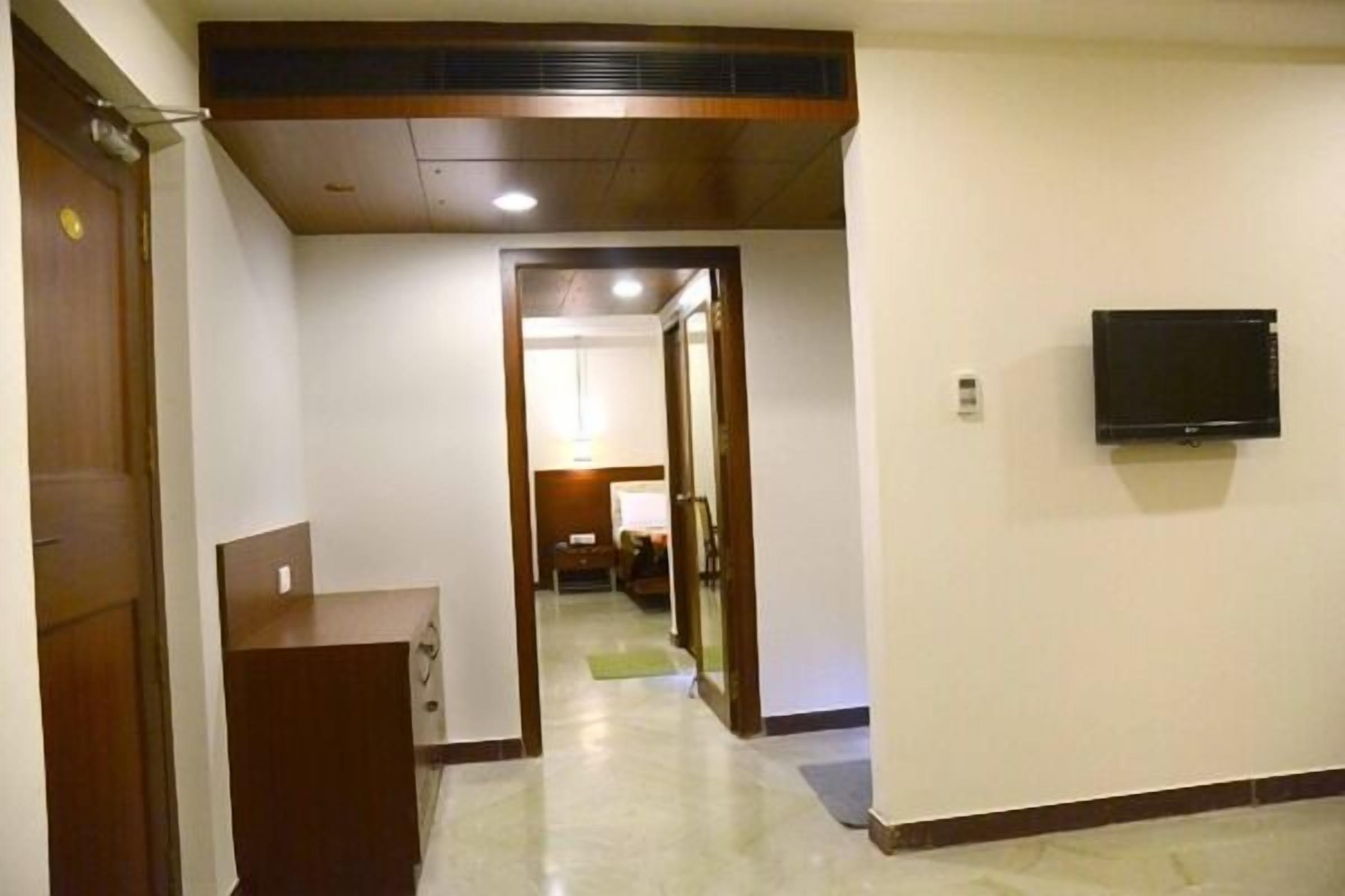 minibar, in-room safe, desk, rollaway beds