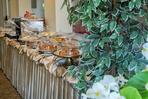 Frokostbuffé hver dag (mot et tillegg)