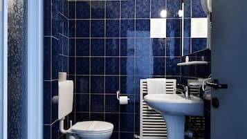 Standard-Doppel- oder -Zweibettzimmer | Badezimmer | Dusche, Regendusche, Haartrockner, Bidet