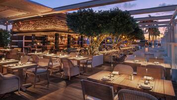 2 restaurants, dinner served