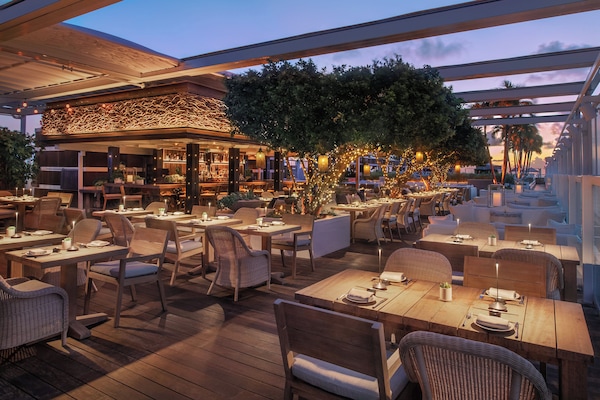 2 restaurants, dinner served