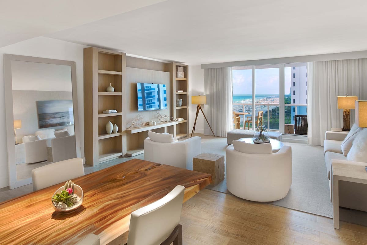 Ropa de cama de alta calidad, camas con pillow-top y minibar