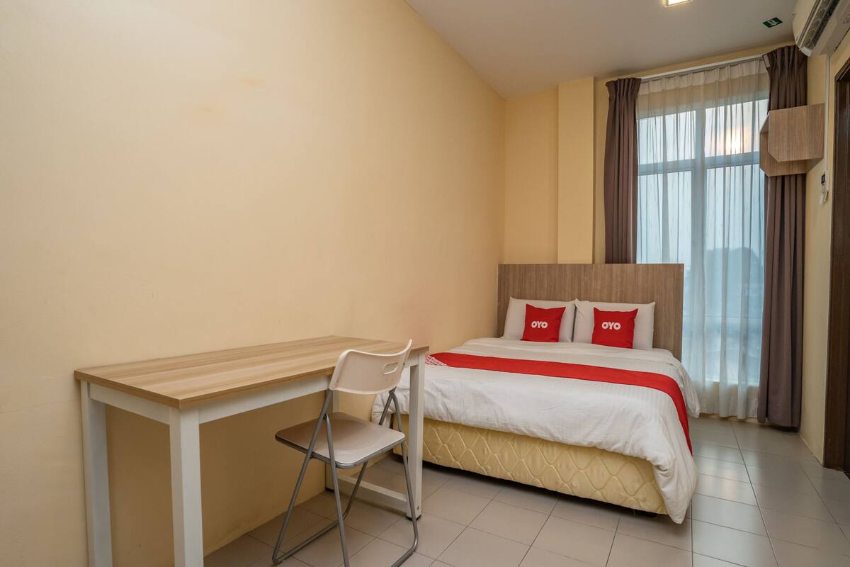 Deluxe Double Room, 1 Queen Bed | Free WiFi, bed sheets