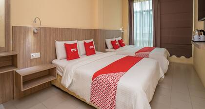 OYO 44078 The Island Hotel