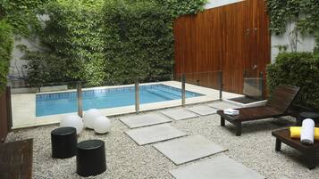 Una piscina al aire libre de temporada