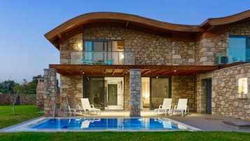 Piscina externa, espreguiçadeiras