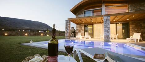 Utendørsbasseng og solsenger