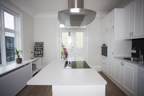 Departamento, 2 habitaciones | Cocina privada | Refrigerador, microondas, horno y parrilla de estufa