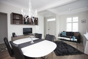 Apartment, 2 Schlafzimmer | Wohnzimmer | Flachbildfernseher