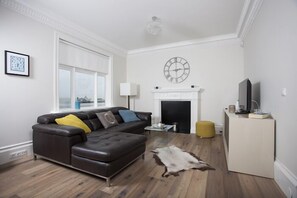 Departamento, 2 habitaciones | Sala de estar | Televisión de pantalla plana