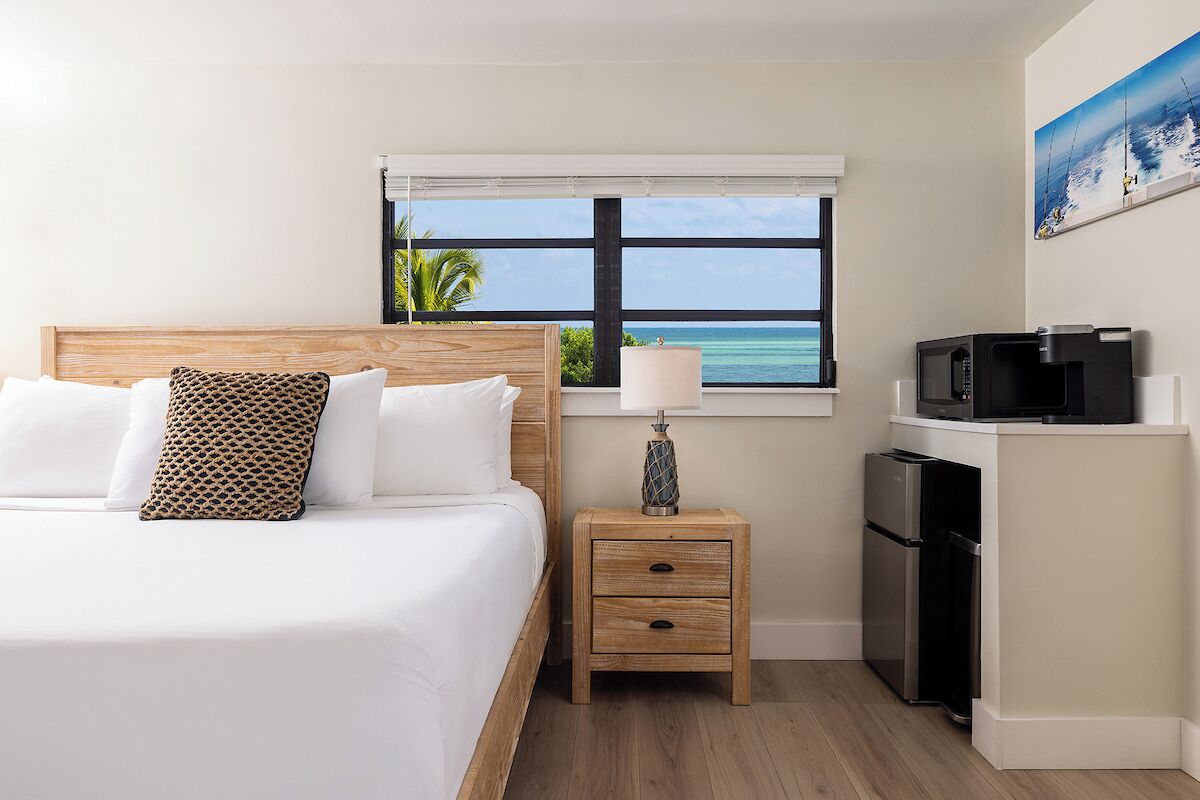 Room, 1 King Bed, Non Smoking | Free WiFi, bed sheets