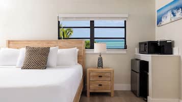 Room, 1 King Bed, Non Smoking | Free WiFi, bed sheets