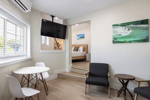 Studio Suite | Living area | 32-inch flat-screen TV with cable channels, TV - Conch Key Fishing Lodge and Marina (Marathon)