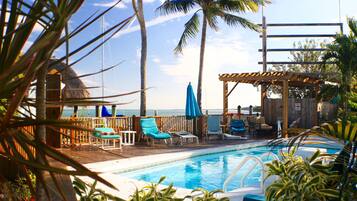 AuĂenpool, LiegestĂŒhle