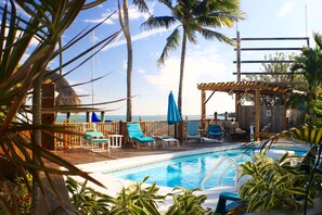 Piscine extérieure, chaises longues