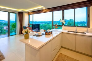 1 Bedroom Balcony | Minibar, caja fuerte, escritorio y cortinas opacas