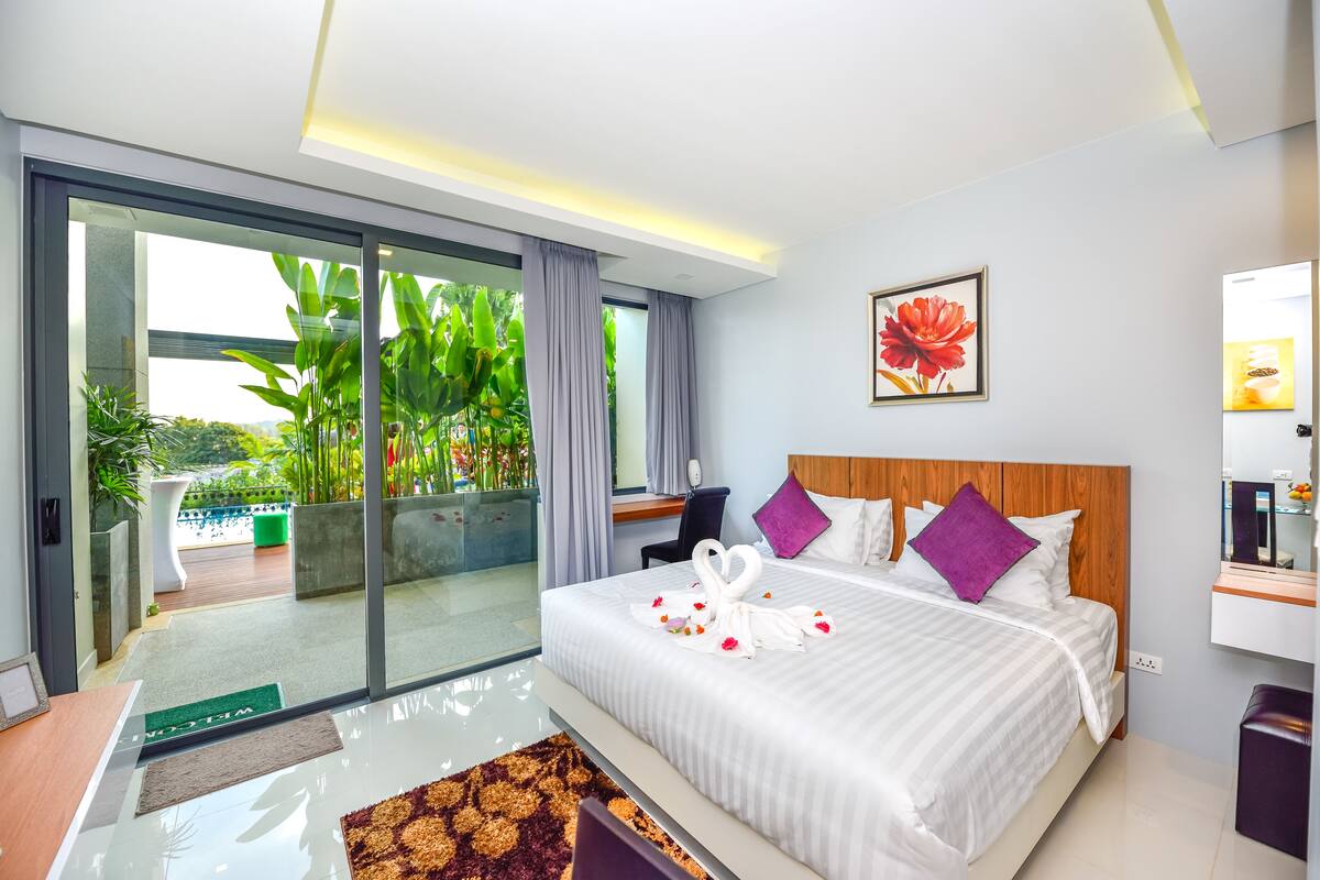 Studio Pool Access | Minibar, in-room safe, desk, blackout drapes