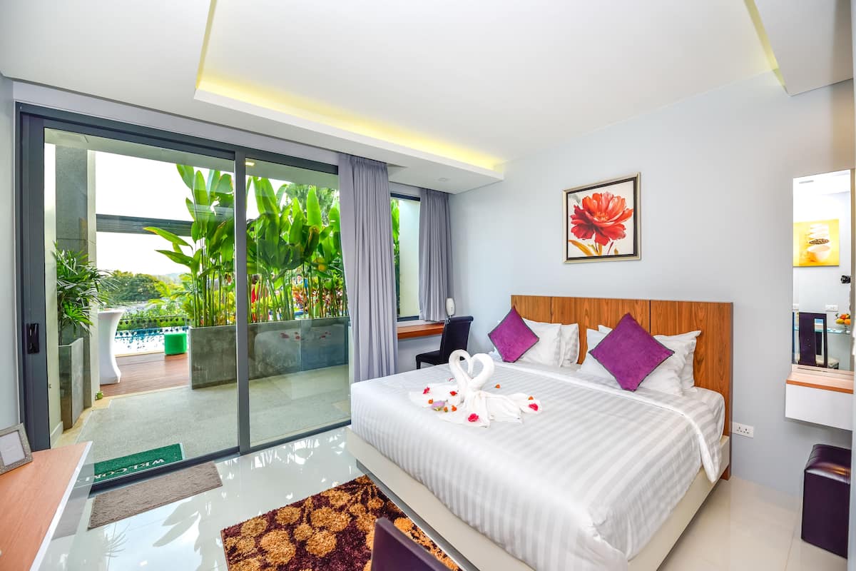 Studio Pool Access | Minibar, una cassaforte in camera, una scrivania, tende oscuranti