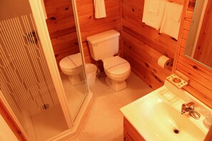 Executive-feriehus | Badeværelse | Kombination af bruser/badekar, håndklæder