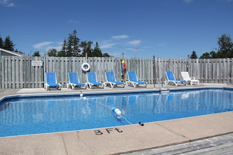 Una piscina al aire libre de temporada