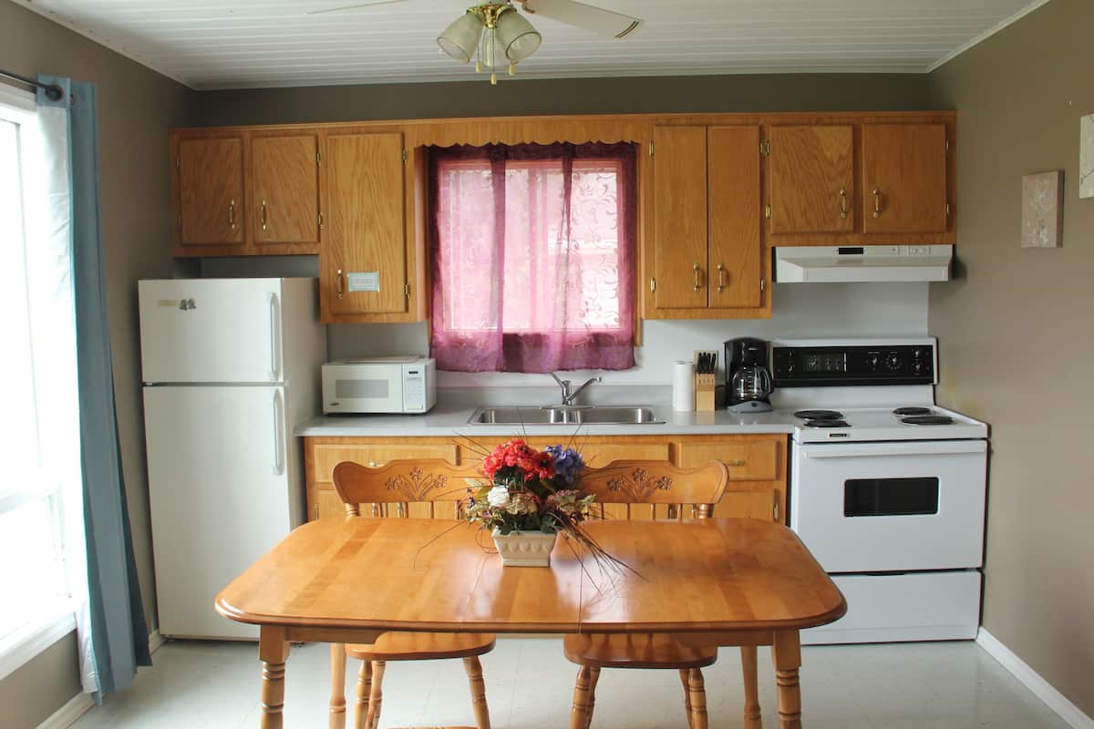 Basic Cottage, 2 Bedrooms, Kitchen | Private kitchen | Full-size fridge, microwave, coffee/tea maker, electric kettle