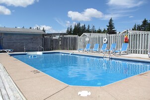 Una piscina al aire libre de temporada