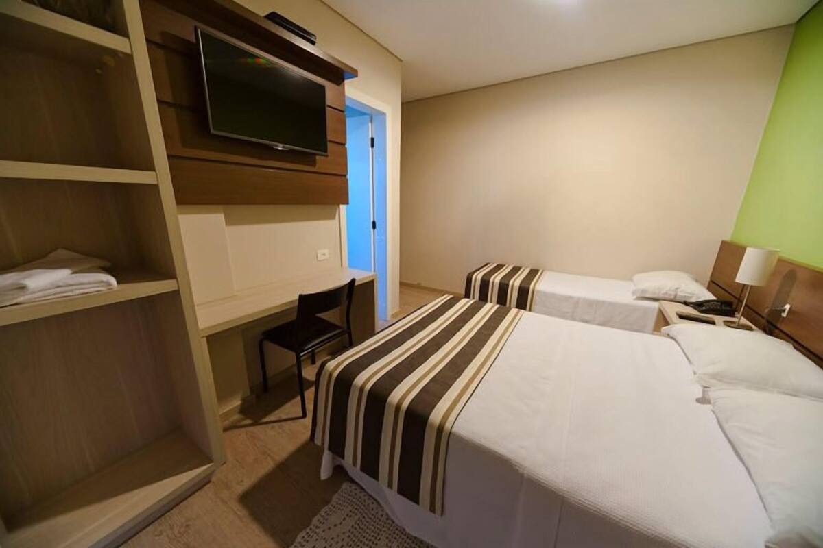 Escrivaninha, Wi-Fi de cortesia, roupa de cama