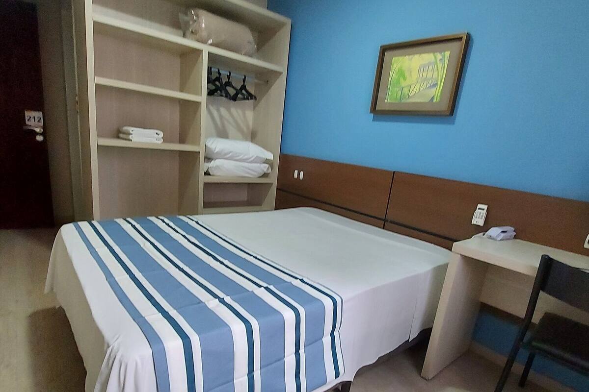 Escrivaninha, Wi-Fi de cortesia, roupa de cama