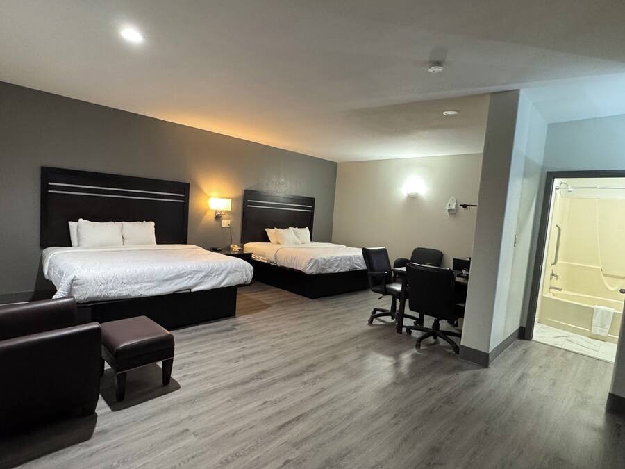 Escritorio, espacio para trabajar con laptop y cortinas blackout