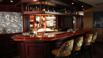 2 Bars/Lounges