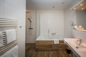 Suite, 1 King Bed | Bathroom | Designer toiletries, hair dryer, towels - Restaurant & Hotel Hoog Holten (Holten)